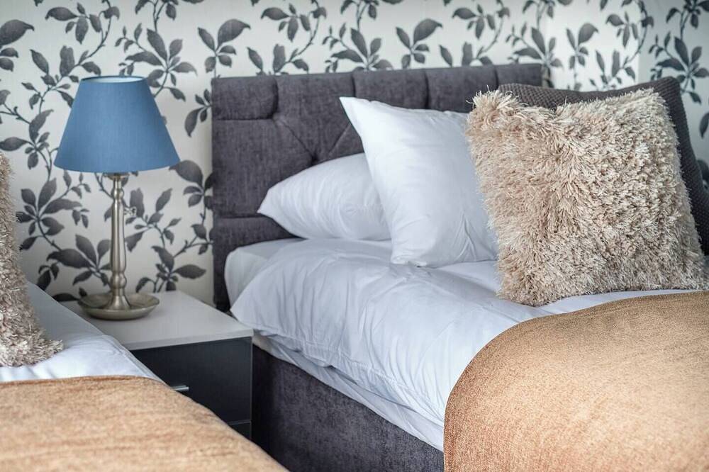 Dickens House Close 15min from Gatwick, Dickens House- Beautiful and Spacious 3Br in Crawley, Sussex Occidental