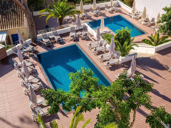 Hotel, mit Balkon und Whirlpool sowie Terrasse und Garten