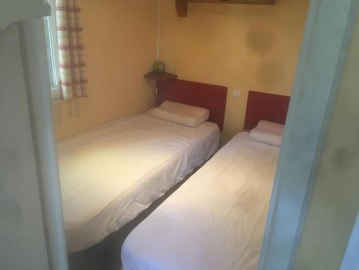 Camping pour 4 personnes, avec piscine et jardin ainsi que vue et terrasse dans Claouey - 2