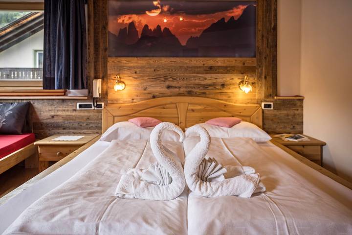 Pet-friendly Apartment "Villa Anita Pares" with Mountain View, Sauna, Wi-Fi, Terrace & Balcony in San Vigilio di Marebbe, Mareo