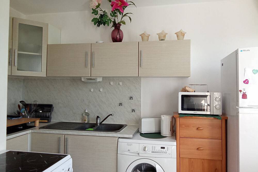 Entire apartment, Cosy studio overlooking the Auvergne volcanoes in Royat, Volcans d'Auvergne Regional Nature Park