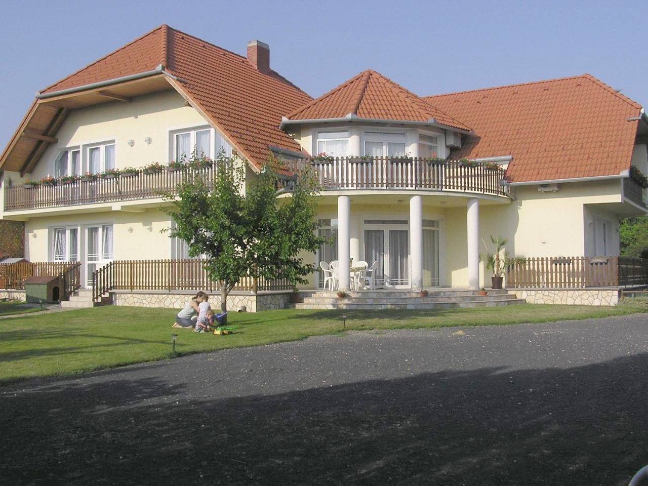 Ganze Wohnung, Szalóky Apartmanház in Gyenesdias, Balaton Hochland Nationalpark