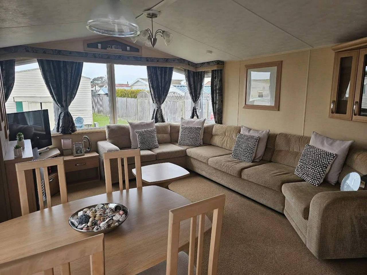 2-Bed Caravan - Sleeps 6 - Pets - Beach Access in Chapel St. Leonards, Lincolnshire