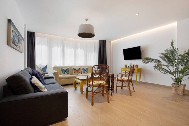 Apartamento inteiro, Casa de férias Falco 1 perto da praia com vista para o mar, Whirlpool & Wi-Fi in Puerto de Corralejo, La Oliva