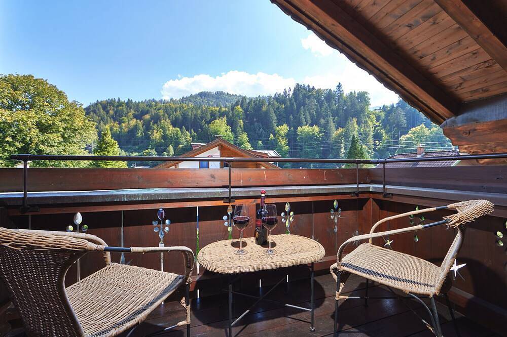 Entire apartment, Cozy 65 sqm attic apartment with open roof truss and two balconies in Garmisch-Partenkirchen, Bavarian Alps
