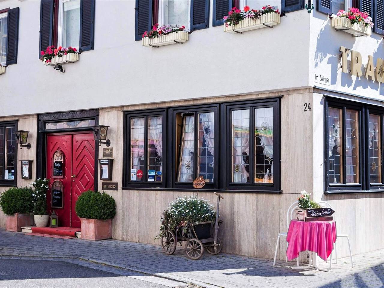 Hotel-Restaurant Traube - Einzelzimmer mit Frühstück in Neuffen, Albsteig Etappe 9