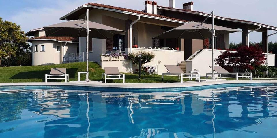 Villa per 8 persone, con giardino e terrazza nonché piscina a Lazise