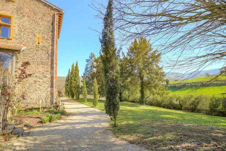 Location de vacances pour 12 personnes, avec Balcon et Terrasse ainsi que Jardin et Piscine à Bessenay