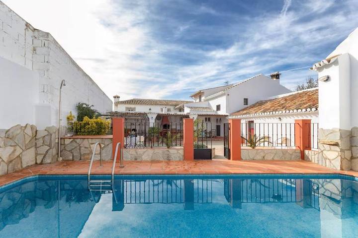 Casa rural para 13 personas, con jardín además de vistas y piscina, Se admiten mascotas en Villanueva del Trabuco - 2