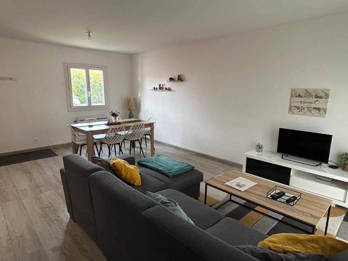 Appartement entier, Maison Mitoyenne avec cour + parking in Sainte-Savine, Aube