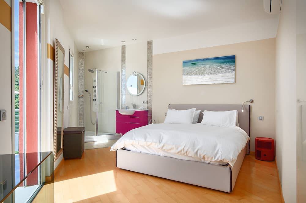 Sunlightproperties: Splendid: Villa, 4 Bedroom/ 3 bath, jacuzzi, heated pool in Peymeinade, Cannes region