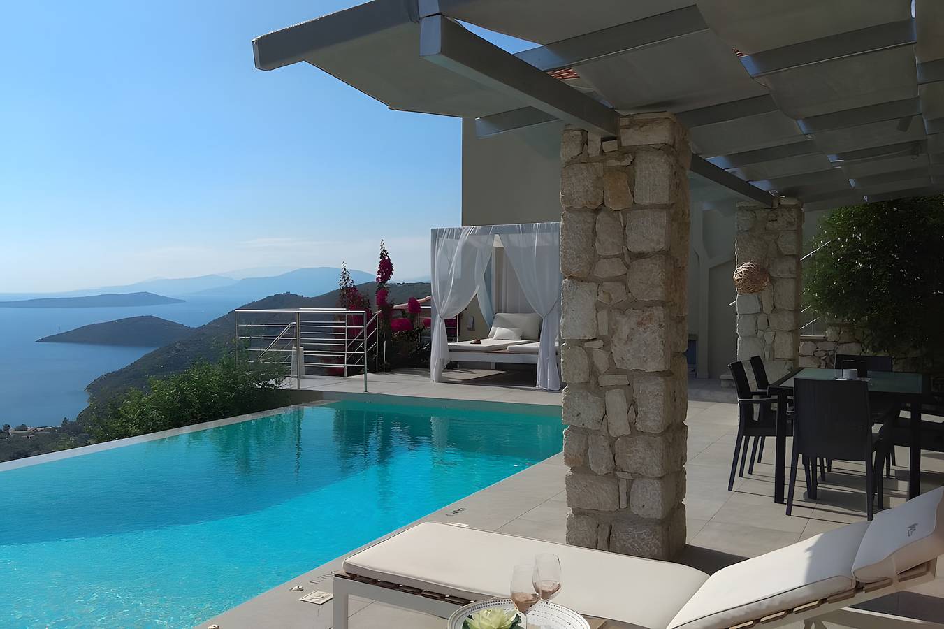 Sunny villa ilios over mikros gialos near sivota in Grecia
