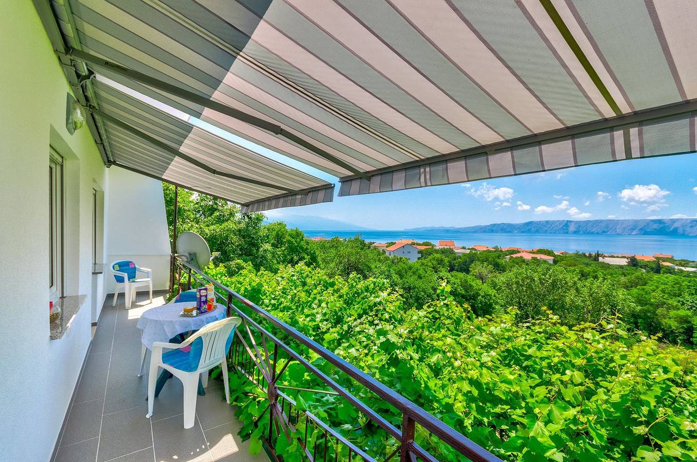 Ganze Wohnung, Hundefreundliches Apartment nur 500 Meter zum Strand mit Meerblick, Garten, Grill in Povile, Primorje-Gorski Kotar