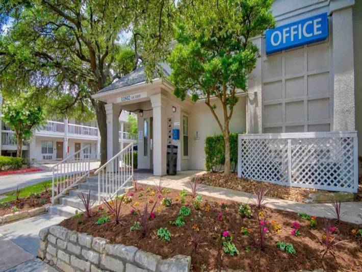 Apartamento entero, 1 cama tamaño queen | Ducha adaptada para personas con discapacidad (Ada/Ri) in San Antonio, Condado de Bexar