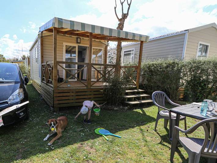 Camping pour 3 personnes, avec bassin pour enfant et terrasse dans Côte d’Émeraude - 2