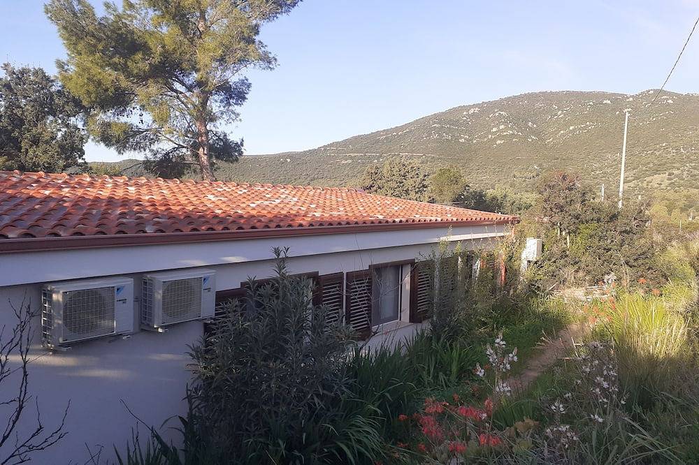 Comfortable country house with garden and private pool, 4km from Solanas beach. in Solanas, Comune di Sìnnia