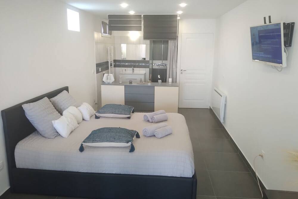 Appartement entier, Charmant studio loft  30m2 refait a neuf terrasse et piscine in Saint-Savournin, Côte méditerranéenne (France)