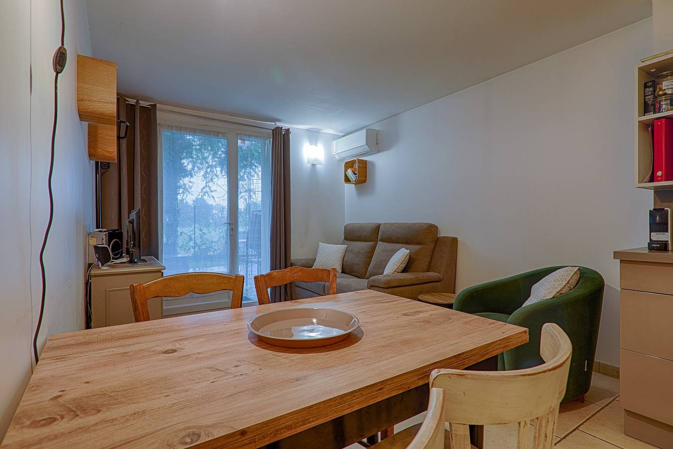 Apartamento entero, Apartamento 'Au Epicéah, Logement À La Campagne' con vistas a la montaña, Wi-Fi y aire acondicionado in Valence (Drôme), Región de Valence