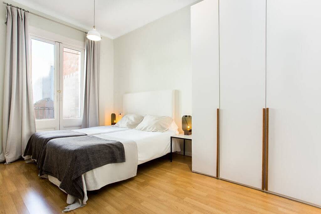 Entire apartment, Centric 3bedroom apart in Las Ramblas in Barcelona Centre, Barcelona