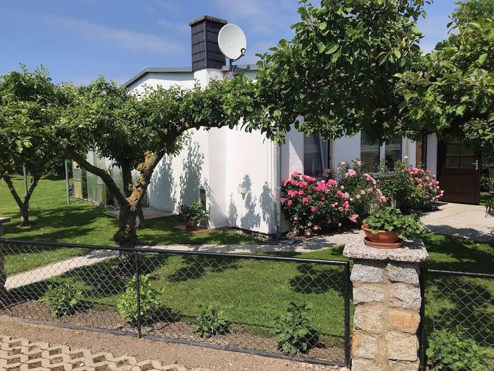 Ferienhaus für 3 Personen, mit Terrasse und Garten sowie Seeblick, kinderfreundlich - 1