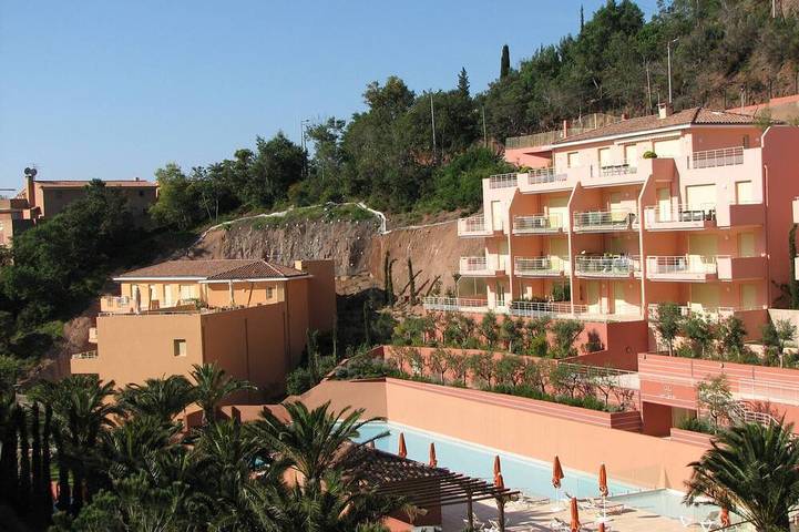 Location de vacances pour 6 personnes, avec terrasse et piscine à Théoule-sur-Mer