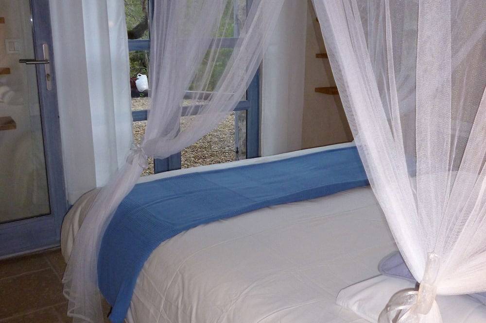 Provence villa quiet private pool large garden near pretty village 6 pers. in Claviers, Draguignan region