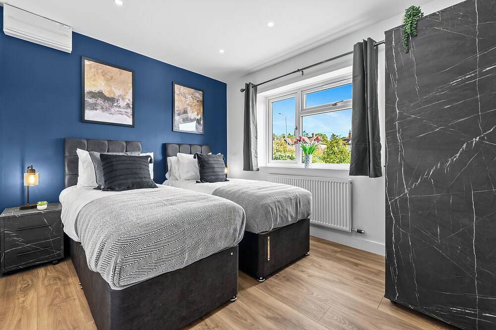 New! Driveway Parking, Warwick Castle, M40, in Warwick, Warwickshire