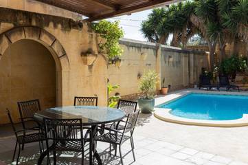 Villa für 4 Personen, mit Ausblick und Terrasse sowie Kinderpool und Pool auf Malta