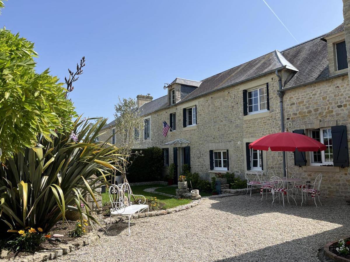 Double Room with Private Bathroom in Trévières, Région de Bayeux