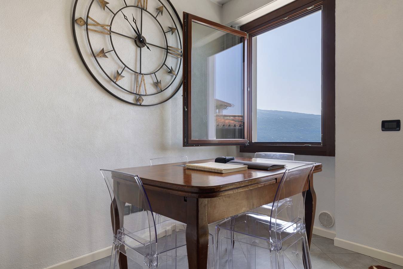 Ganze Wohnung, Ferienwohnung 'Il Campanile' mit Blick auf den See, Wi-Fi und Klimaanlage in Oldesio, Tignale