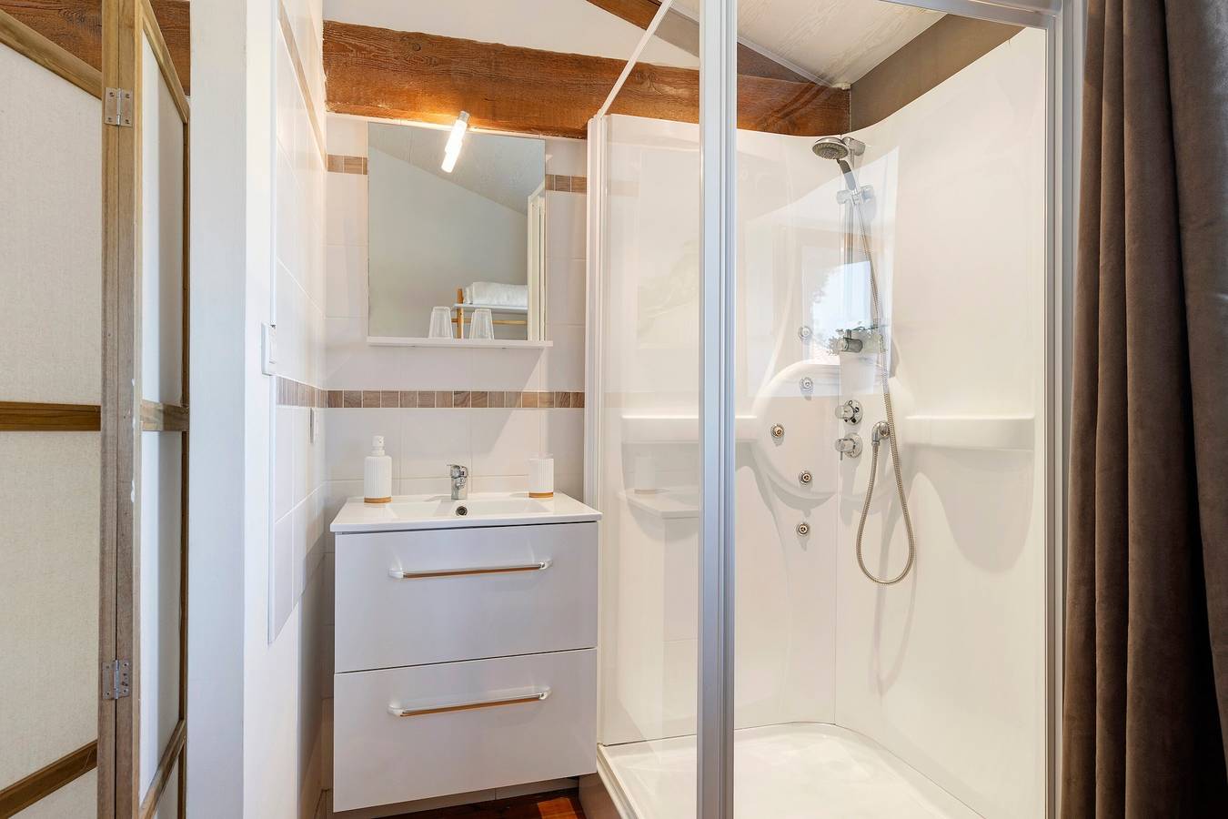 Chambre d’hôtes « Eugénie - Aux Charmes d’Antan » avec piscine, terrasse et Wi-Fi partagés in La Pommeraie-sur-Sèvre, Fontenay-le-Comte
