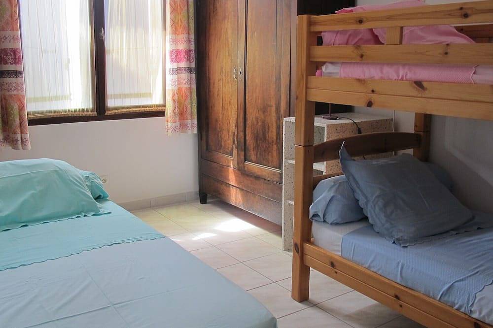 Villa, swimming pool, table tennis, near Mont Ventoux in Monteux, Vaucluse