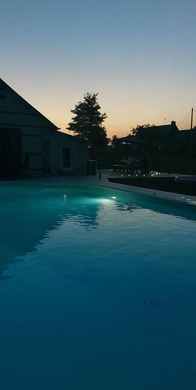 Location de vacances pour 12 personnes, avec vue ainsi que terrasse et piscine à La Celle-sous-Gouzon - 2