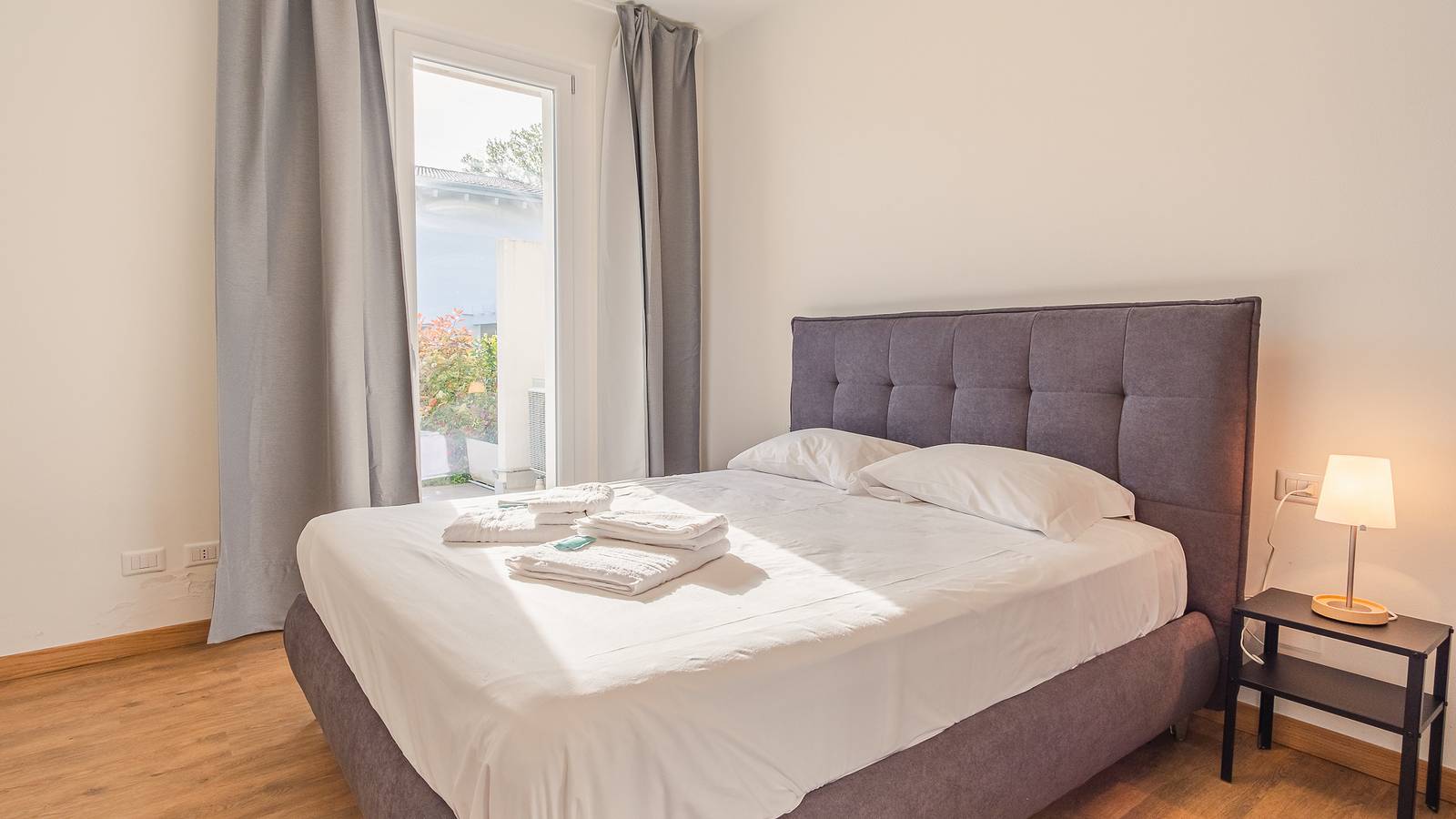 Ganze Wohnung, Ferienwohnung für 3 Personen mit Pool in Padenghe sul Garda, Gardasee-Berge