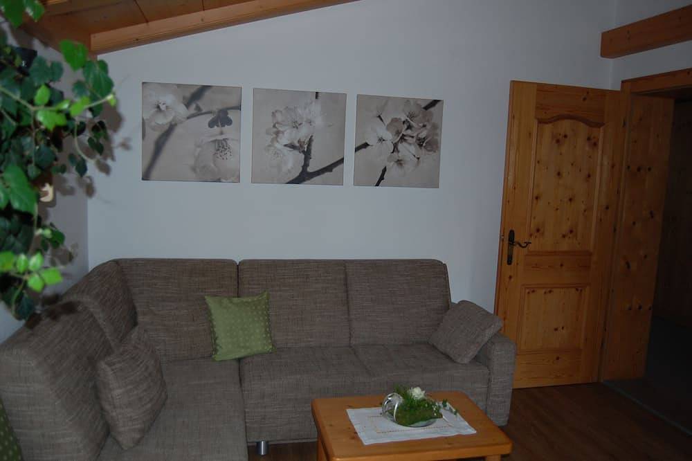 Ganze Wohnung, Gemütliche, komfortable Ferienwohnung in ruhiger Lage mit Blick auf die Berge in Höfen, Außerfern