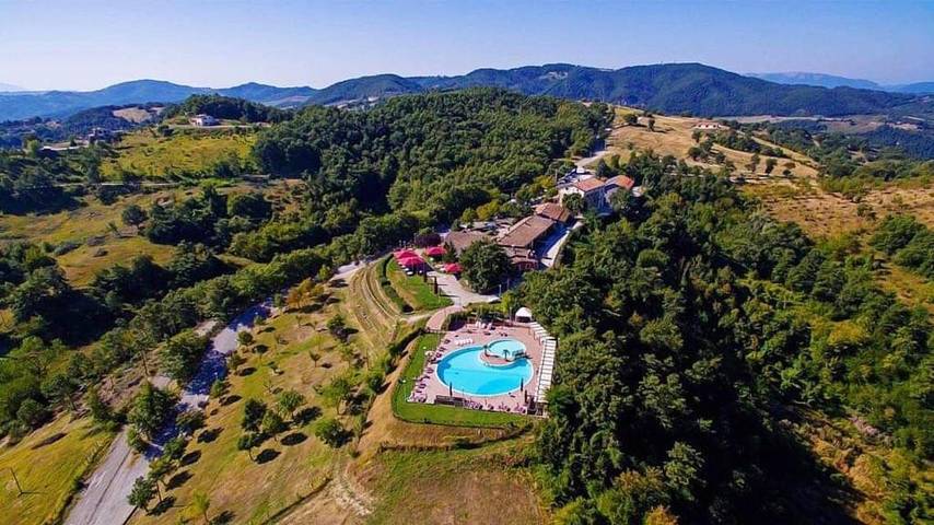 Agriturismo per 4 persone, con Terrazza e Giardino nonché Piscina e Panorama a Gubbio
