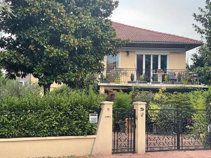 Location de vacances pour 2 personnes, avec vue ainsi que jardin et piscine, animaux acceptés à Saint-Laurent-de-Mure - 3