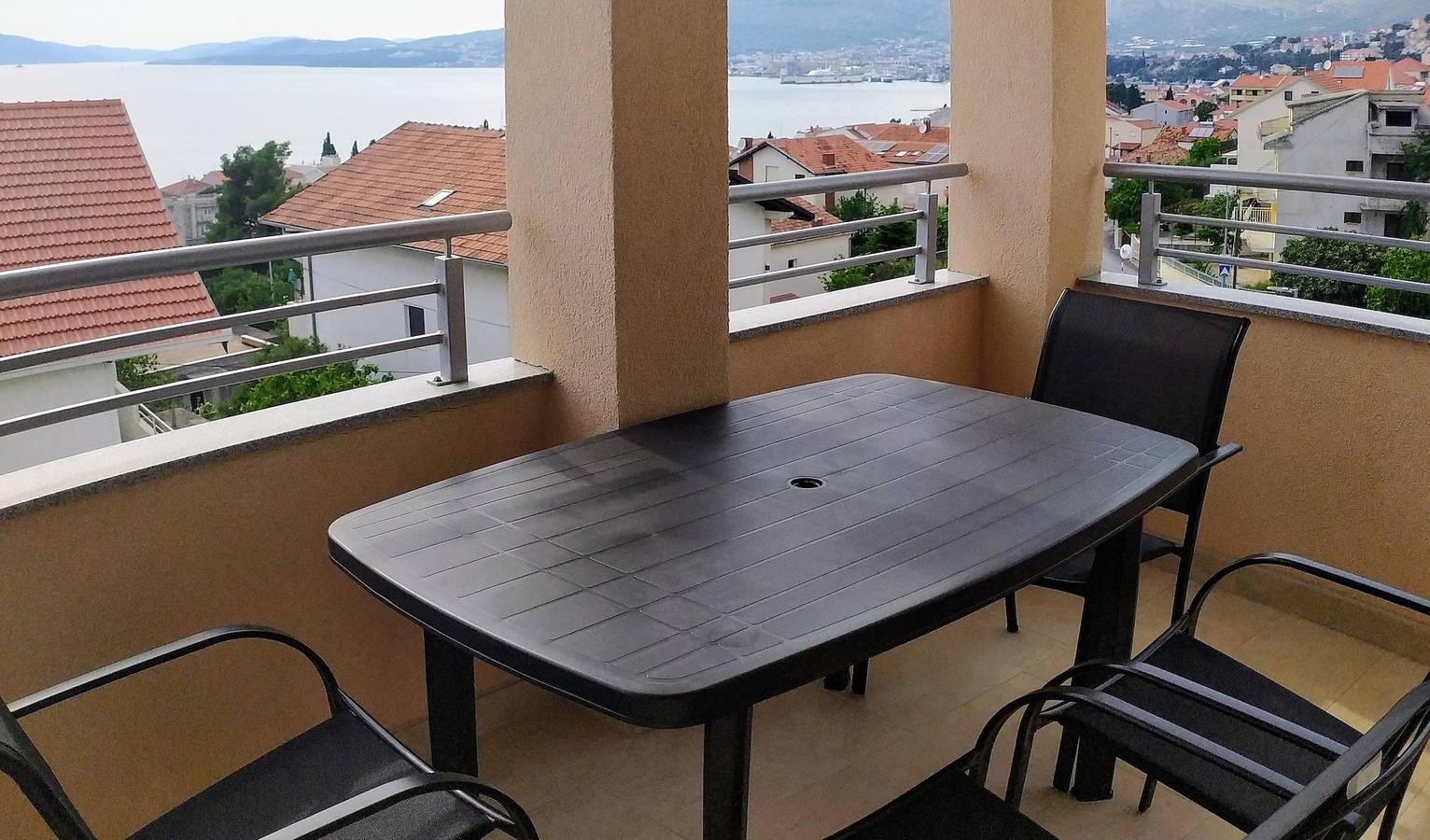 Ganze Ferienwohnung, Ferienwohnung für 4 Personen mit Meerblick in Okrug Gornji, Ciovo