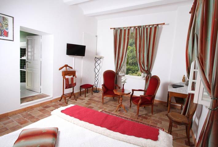 Location de vacances pour 2 personnes, avec jardin ainsi que piscine et jacuzzi à Vals-les-Bains - 3