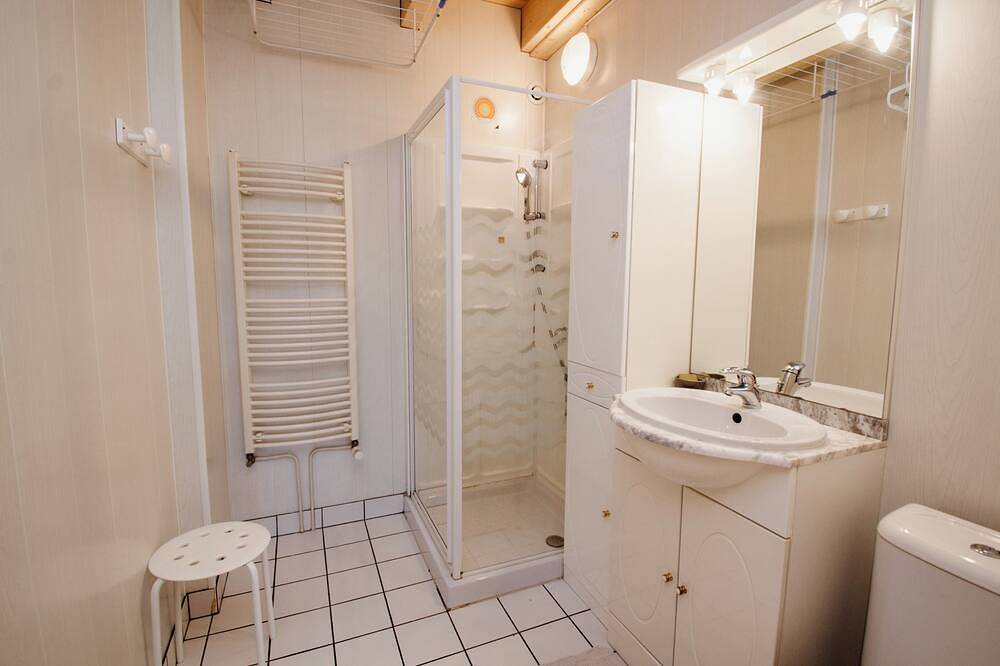 Entire apartment, Studio \"L'Herba\" overlooking fields. in Mouthe-Lac et Mont d’Or, Jura Francais