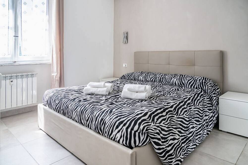 Ganze Wohnung, Comfortable mini-apartment of about 35 m2, located on the mezzanine floor of a building Without a lift. The accommodation is located in the Pista district, a very quiet residential area, served by all the main services: bar, pharmacy, restaurant and supe in Alessandria, Alessandria (Gemeinde)