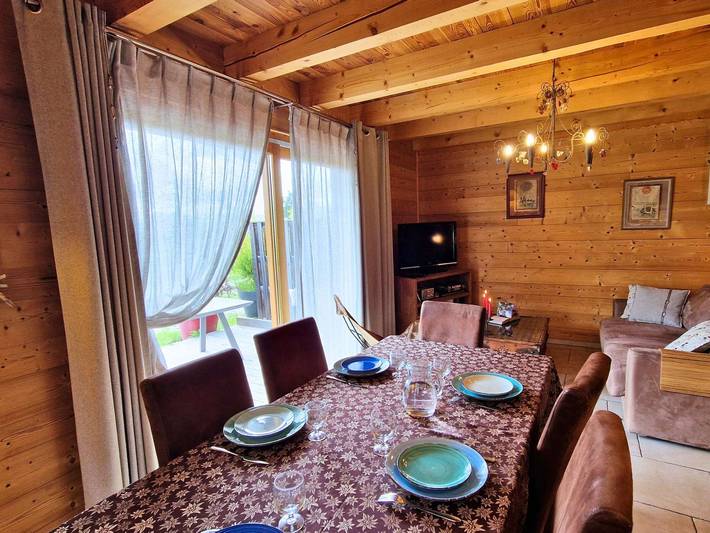 Chalet pour 6 personnes, avec jardin ainsi que terrasse et jacuzzi, animaux acceptés