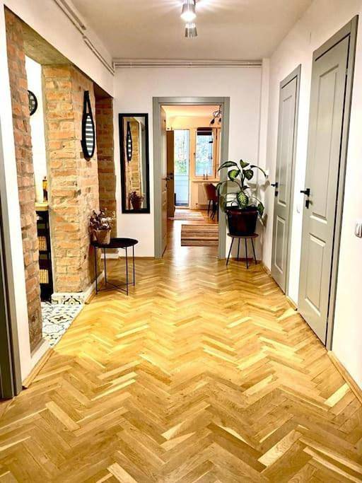 Gîte pour 5 personnes, avec balcon dans Mureș