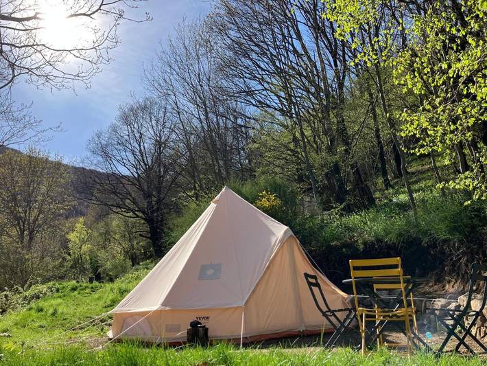 Gîte pour 4 personnes, avec jardin et vue, animaux acceptés à Burzet