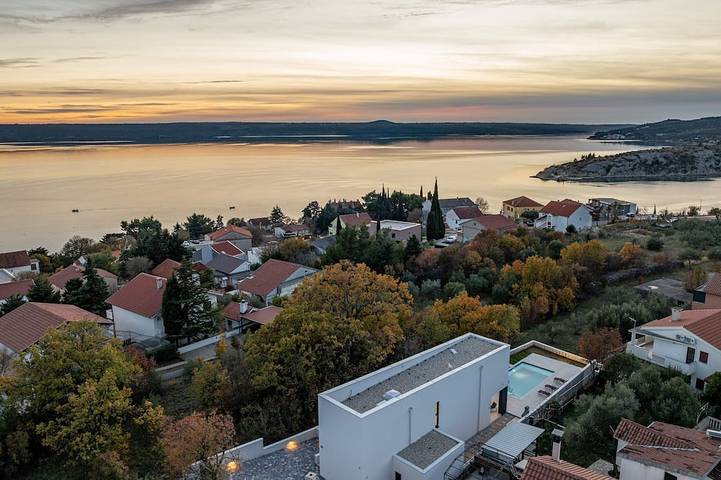 Villa für 6 Personen, mit Balkon und Garten in Maslenica