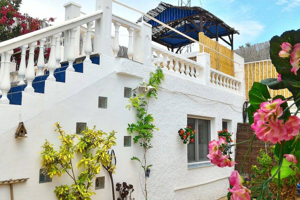 Delightful Studio 'Torre' w/Pool Views, sleeps 2, in country holiday complex in Canillas de Aceituno, Málaga Province