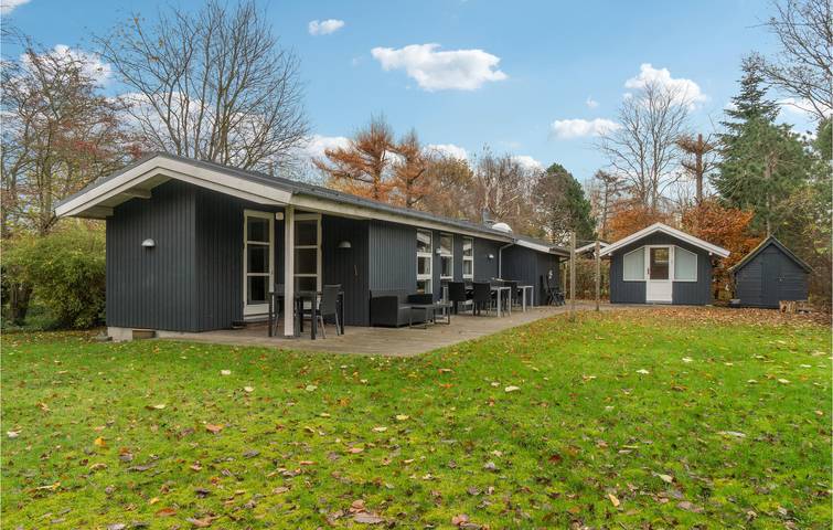 Ferieudlejning for 7 personer, med Terrasse og Jacuzzi samt Have i Reersø