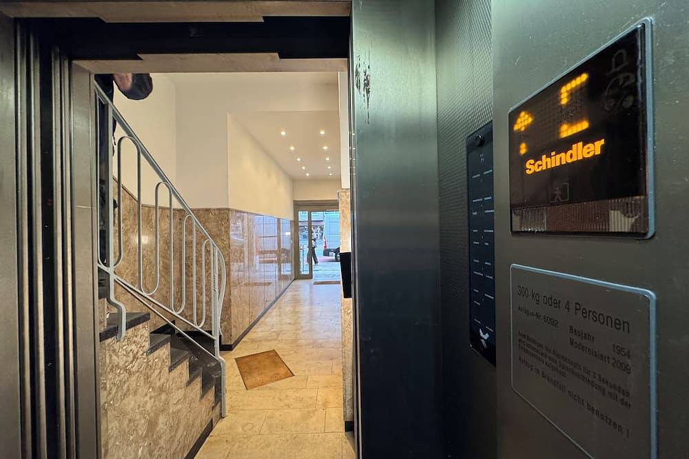 Central Düsseldorf Apartment: 2 Beds, Wifi, Elevator – Close to Hbf & Fair in Düsseldorf-Friedrichstadt, Düsseldorf