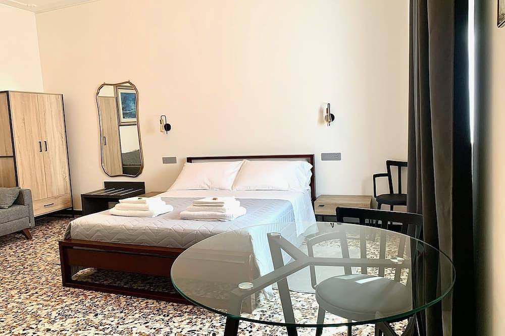 Entire apartment, Studio apartment with double bed and sofa bed in Piacenza, Piacenza Province