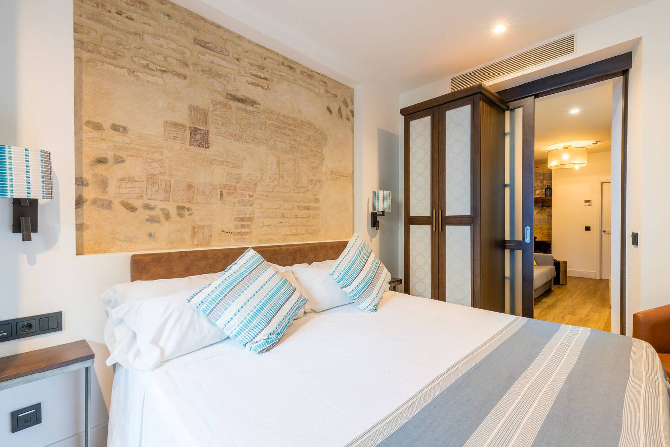 Ganze Wohnung, Suite Balkon Magdalena: Private Terrasse, Pool & Wlan im Herzen von Sevilla in Casco Antiguo, Sevilla